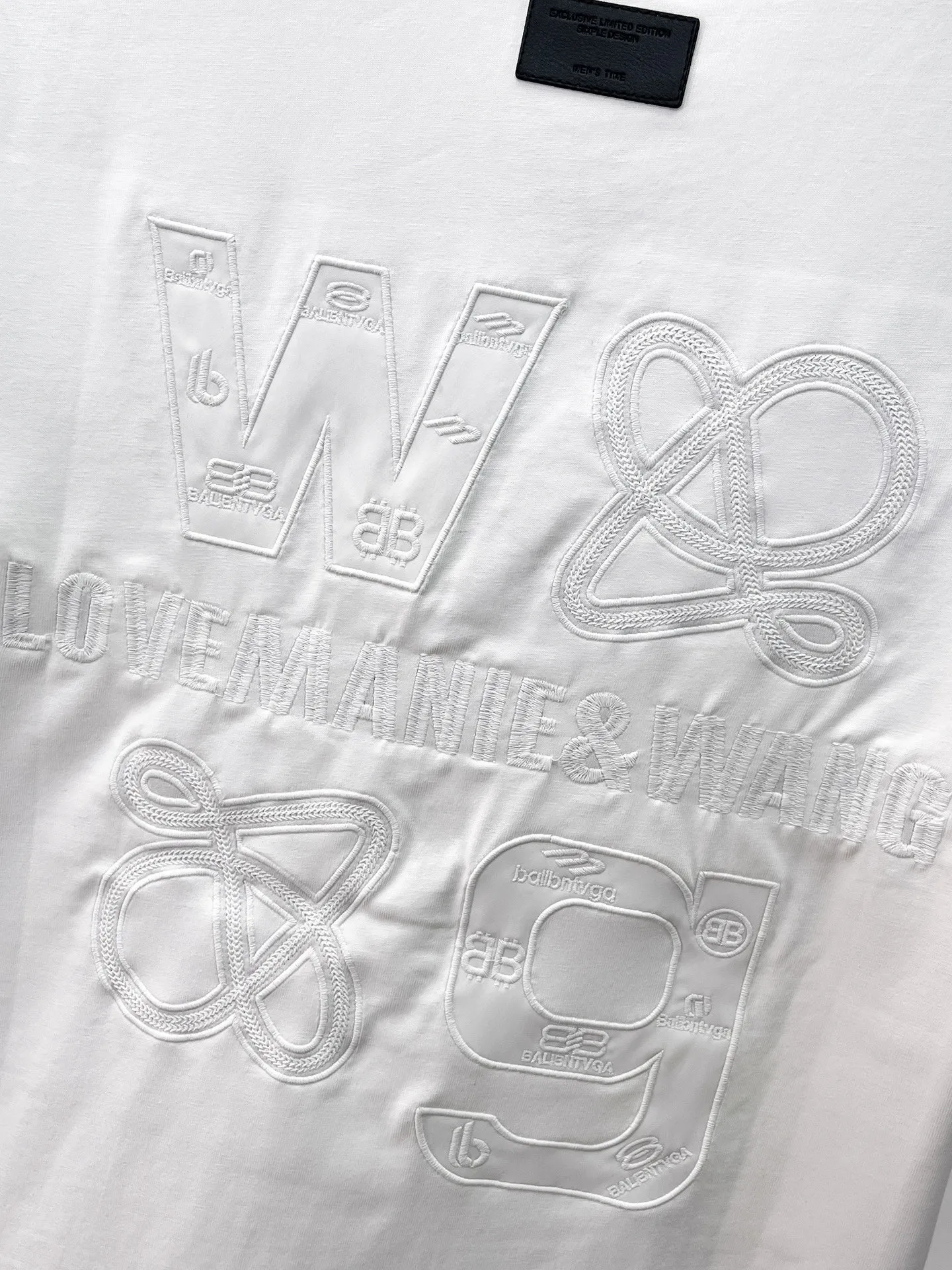 Balenciaga's high-end top-quality products 🐮2026 Spring and Summer New Arrival first counter, the latest New Arrival short-sleeved round neck T-shirt, Premium customized design, avant-garde and fashionable! Brand logo heavy craftsmanship design Premium customized 260g fabric. Soft to the touch. Comfortable to wear. Counter-level exquisite stitching. Fine workmanship. The upper body effect is incomparably handsome! A must-have item for men and women with the same style! Sizes: S~XXL When placing an order, please state your height and weight. The maximum wearing size is 210 pounds (one size larger)